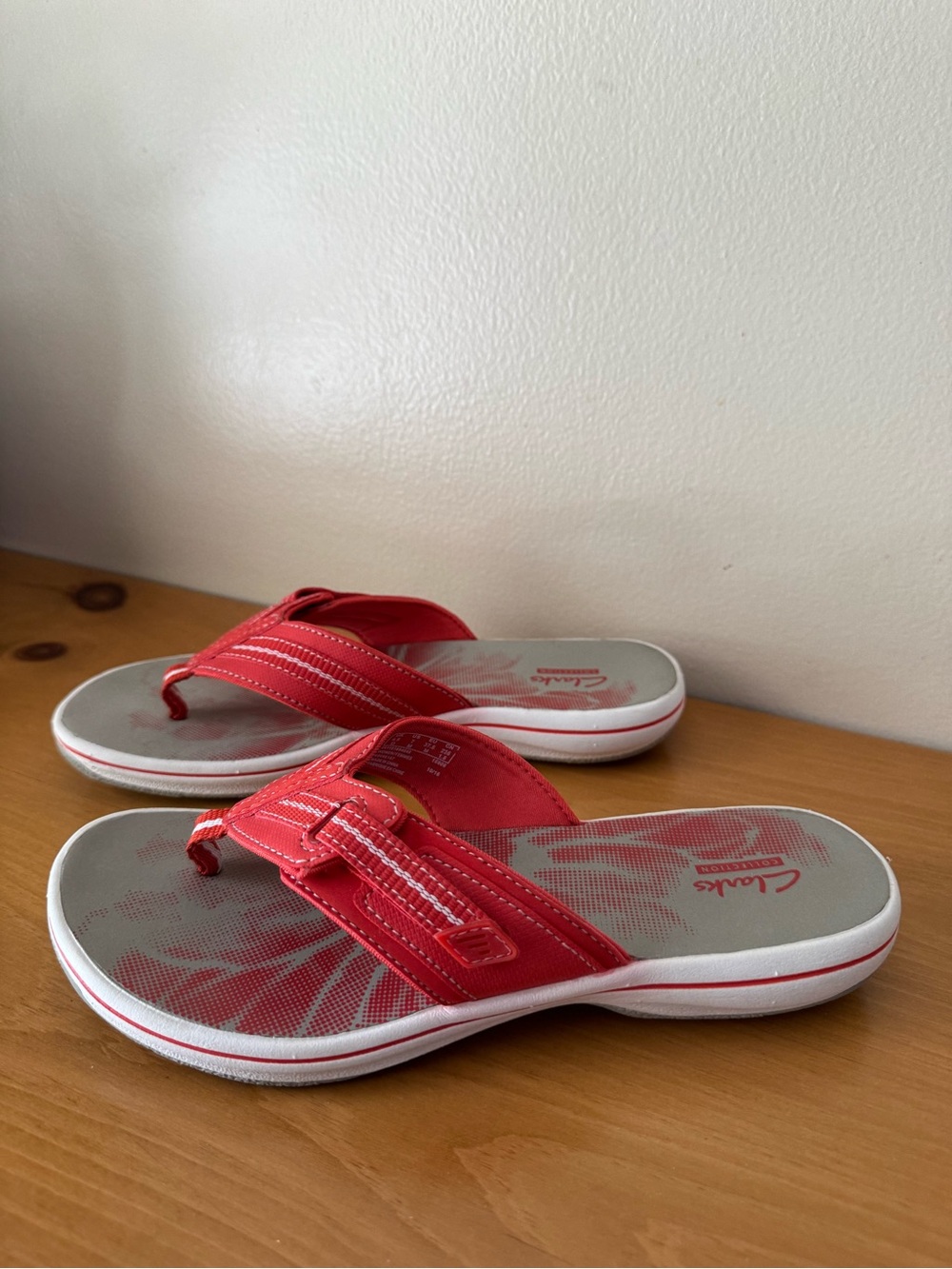 Clarks Coral Colored Thong Sandals - Size 7